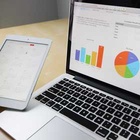 Diagramme auf einem Laptop-Bildschirm Diagramme auf einem Laptop-Bildschirm