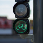 Eine Fahrradampel zeigt das grüne Signal.
