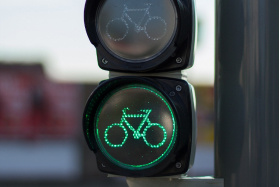 Eine Fahrradampel zeigt das grüne Signal.