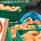 Das Problembewusstsein zum Thema Lebensmittelverschwendung ist in den vergangenen Jahren stark gewachsen. So gibt es immer wieder Medienberichte über die Themen Foodsharing oder auch "Containern". Helle Brötchen in Kisten und Tüten, im Hintergrund die Aufschrift "Foodsharing"